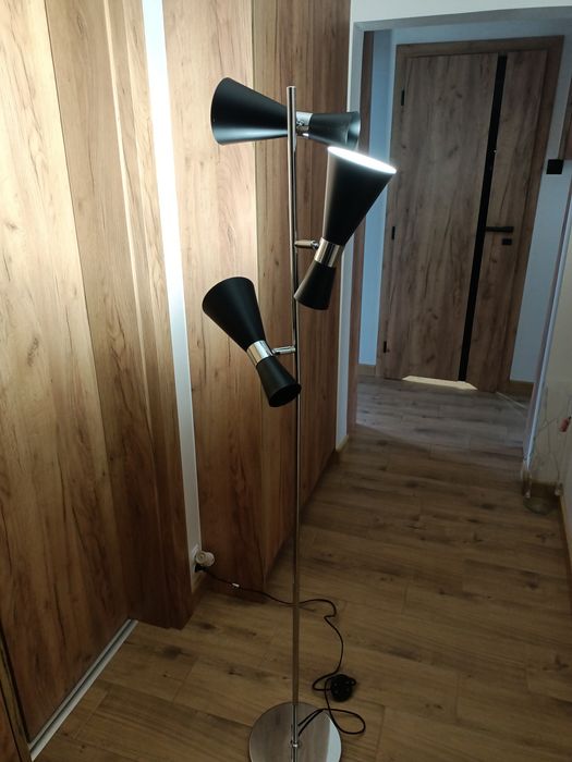 Lampa podłogowa regulowana