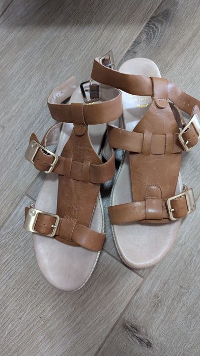 Босоніжки, шкіряні сандалі