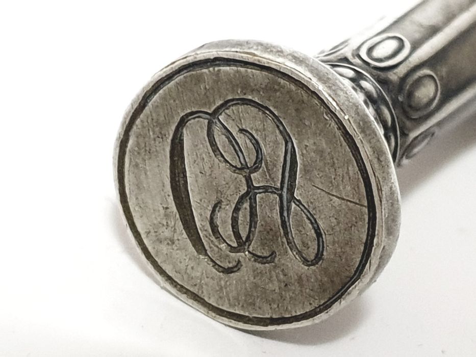 Antigo sinete / carimbo de lacre com monogramas em Alpacca