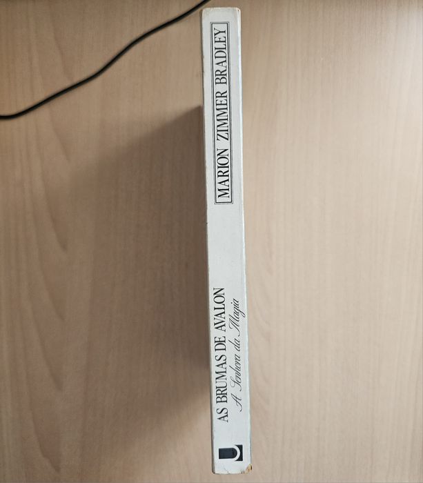 "As Brumas de Avalon, A Senhora da Magia" - Marion Zimmer Bradley