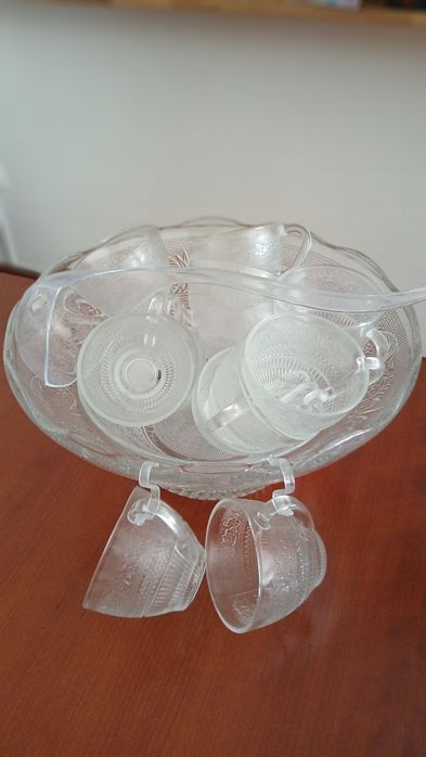 Poncheira em vidro prensado , completa.