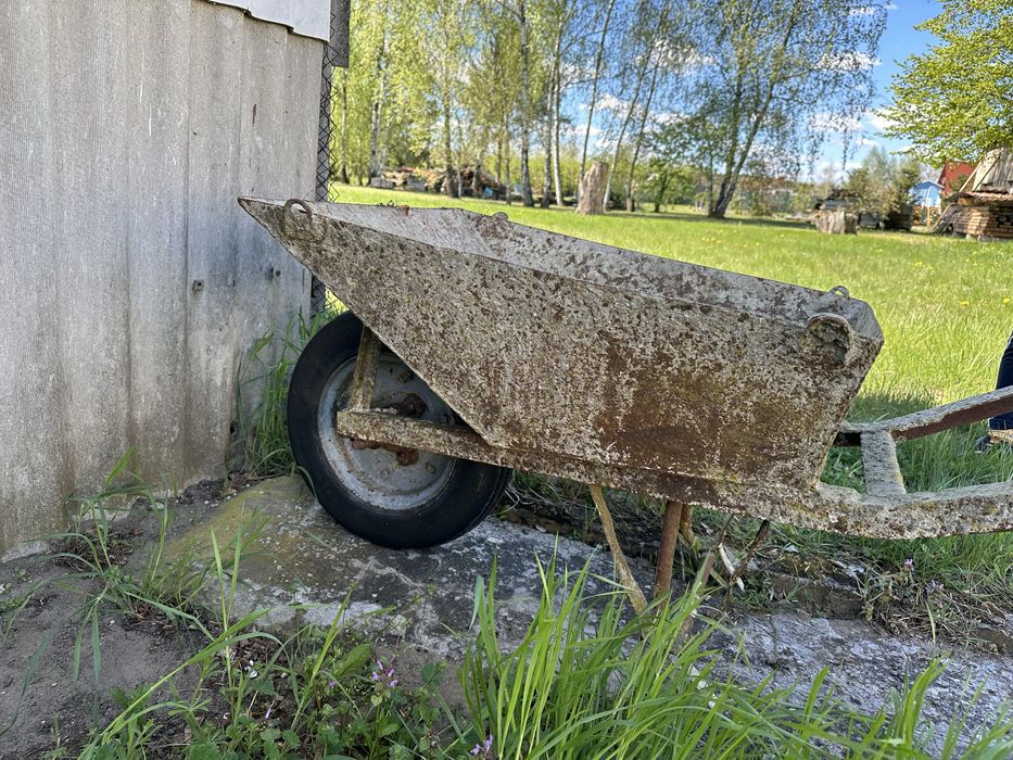 Stara taczka budowlana