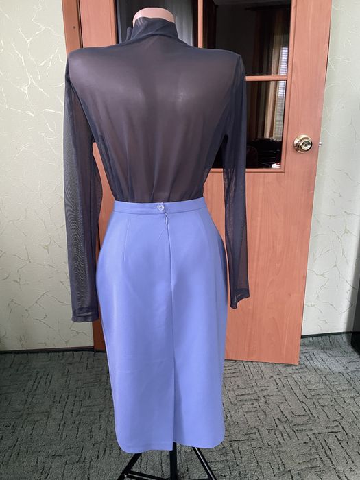 Жіночий офіційно-діловий костюм