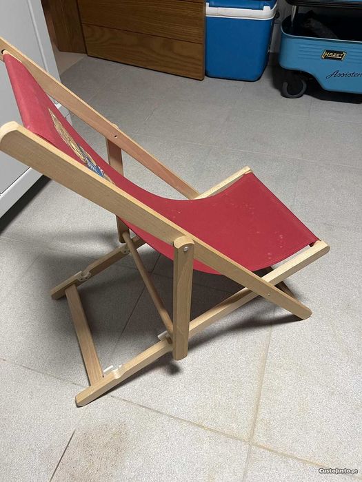 Espreguiçadeira infantil de acácia e tecido vermelho com ursinho