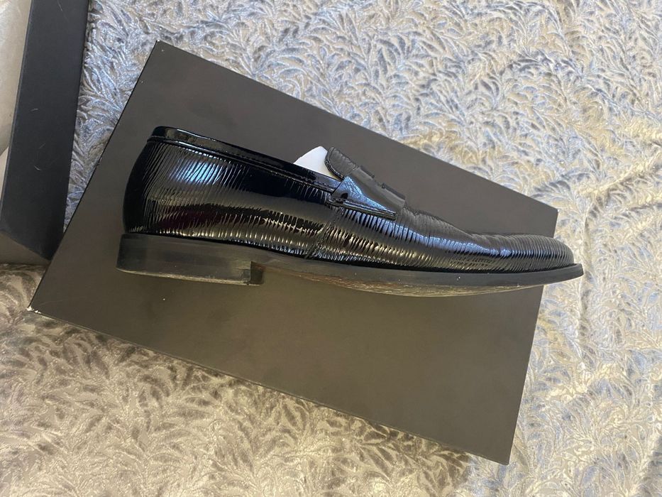 Mokasyny loafersy męskie lakierowane prążki 41