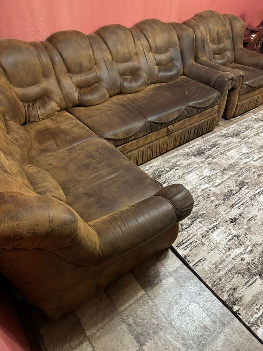 Продам угловой диван с креслом.