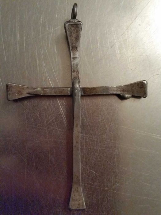 Крестик из подковных гвоздей