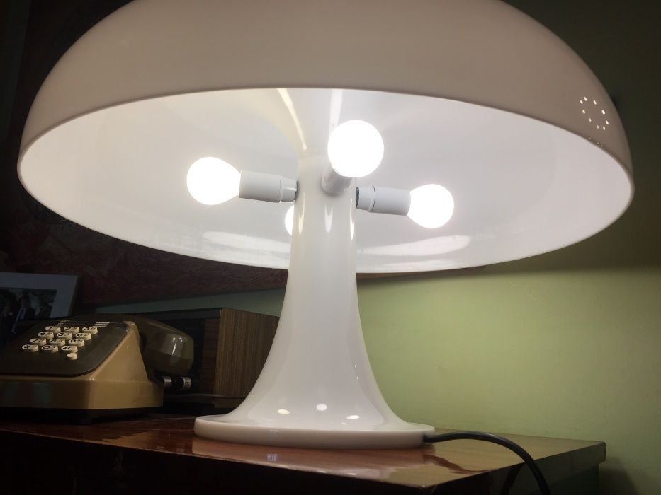 Candeeiro Artemide Nesso Branco de Giancarlo Mattioli e Città Nuova.