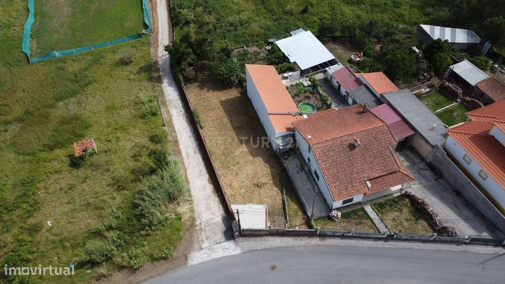 Terreno com potencial construtivo em zona tranquila de Pataias
