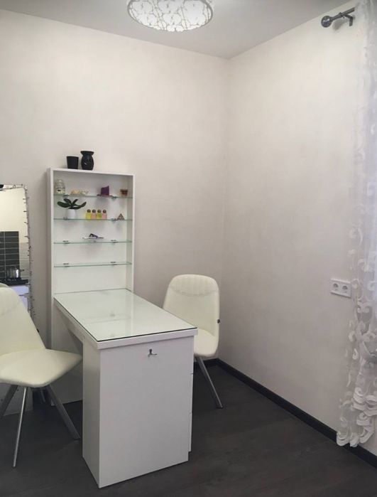 профессиональный маникюрный стол и шкаф