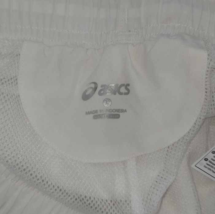 Kremowe spodenki sportowe ASICS