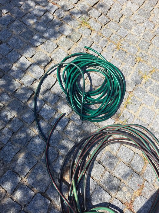 Lote Completo de Material de Rega – Mangueiras, Aspersores e Acessórios