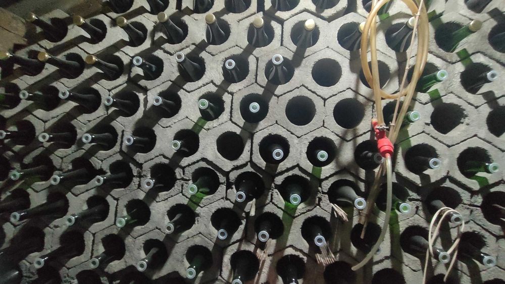 Garrafeira à Venda – Excelente Estado! Em cimento para 330 garrafas