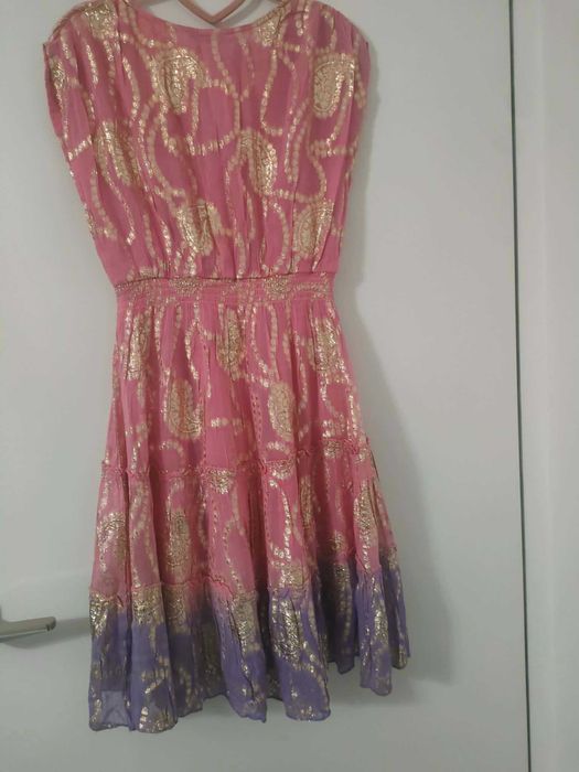 Różowo fioletowa sukienka w stylu boho Bibione