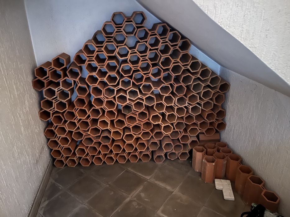 Garrafeira de Tijolo - Formação Colmeia - Vinho