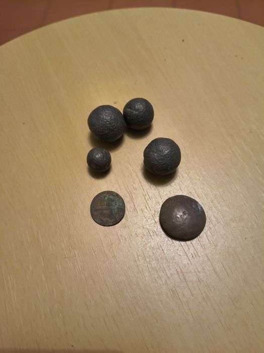 Lote medieval de botões e bala para identificação