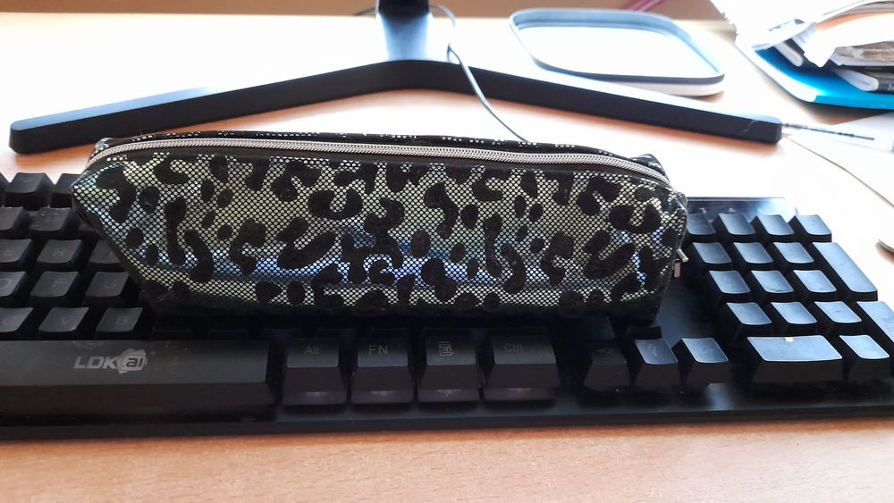 Piórnik niebieski w panterkę