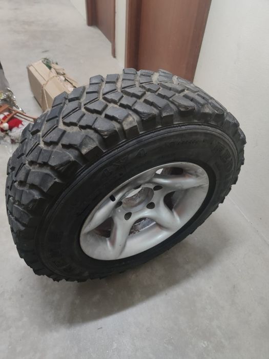 Pneus 4X4 215/75 R15 FEDIMA c/ jante montada