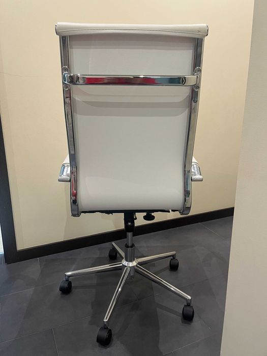 Cadeira Elegante de Escritório OFIPRIX, Base Metálica, Design Bonito Com Costuras, Em Pele Branca
