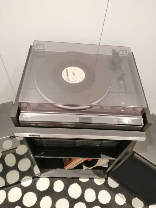 Aparelhagem gira discos marca Philips e duas colunas com movel