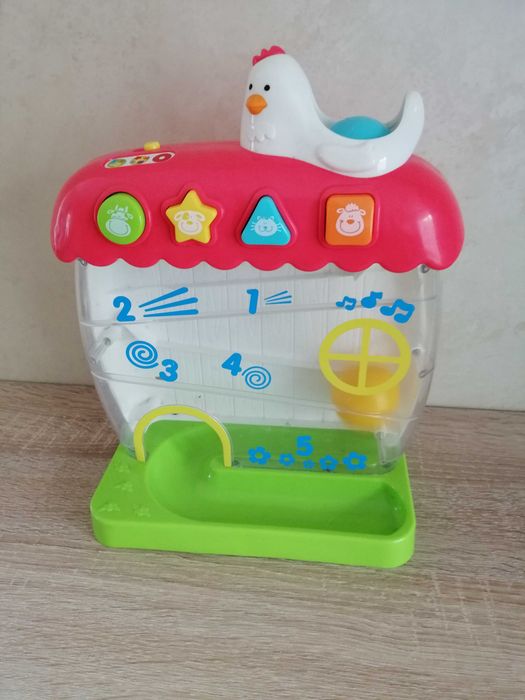 Zabawka to interaktywna Licząca kurka firmy Smily Play