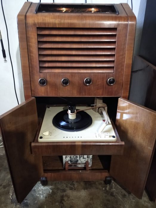 Raro e antigo radio-gira discos His Master`s Voice HMV 1302 de 1950
