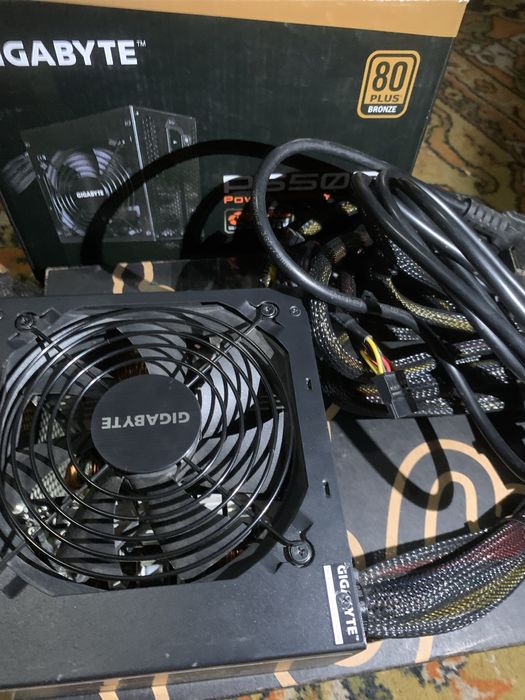 Gigabyte P650B 650W 80+ Bronze  майже новий ,з повним комплектом