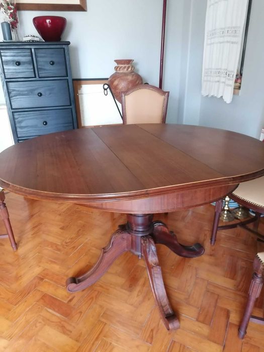 Mesa de madeira maciça estensível + Armário.
