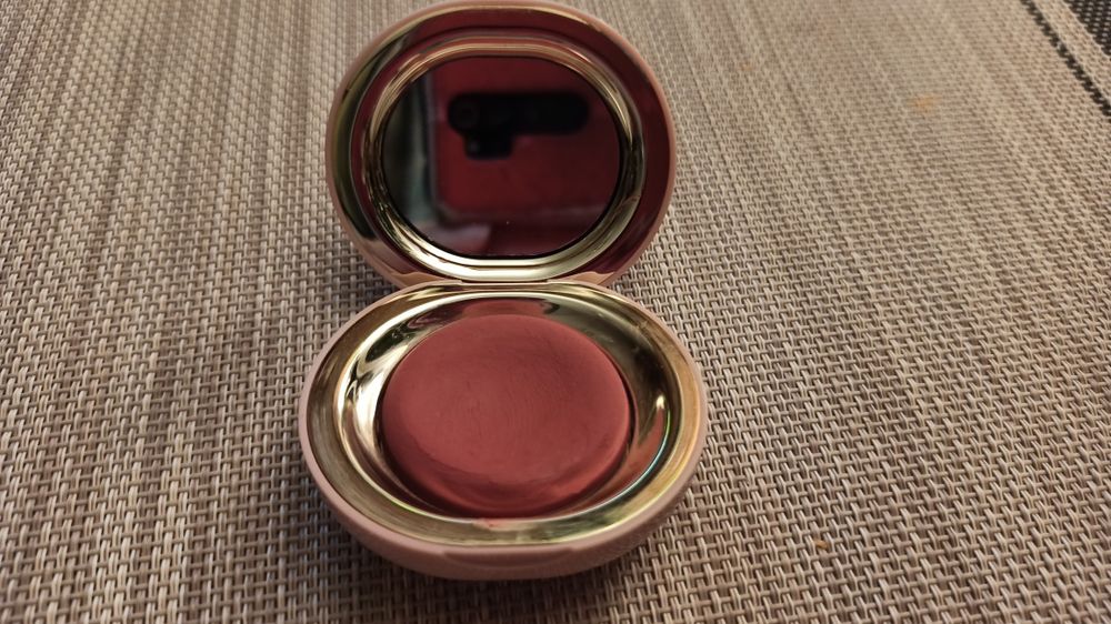 Róż Rare Beauty polecam