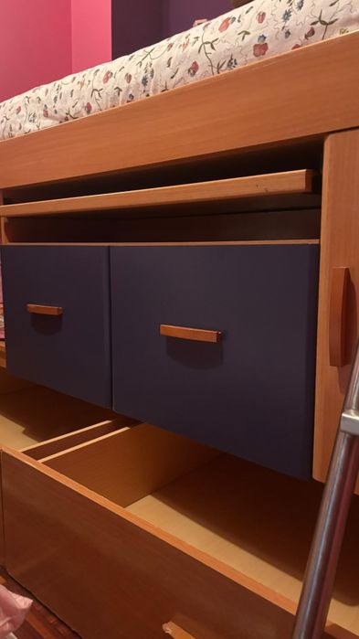 Cama de solteiro com secretária e muita arrumação
