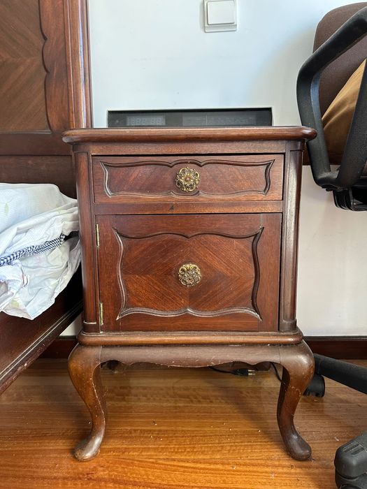 Mesa de Cabeceira Estilo Clássico / Queen Anne