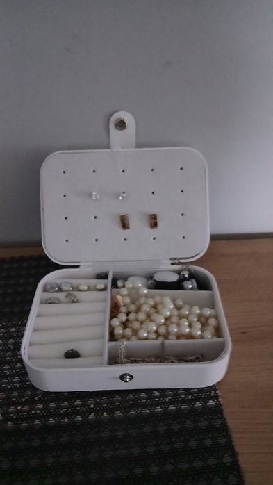 Kuferek na biżuterię