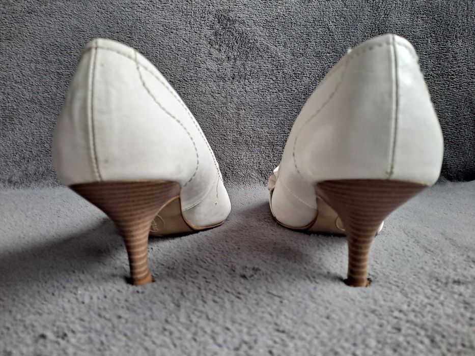 Buty na obcasie Deichmann rozmiar 40 kolor biały
