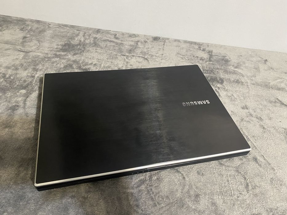 Ноутбук Samsung NP300V4A для учёбы или офиса