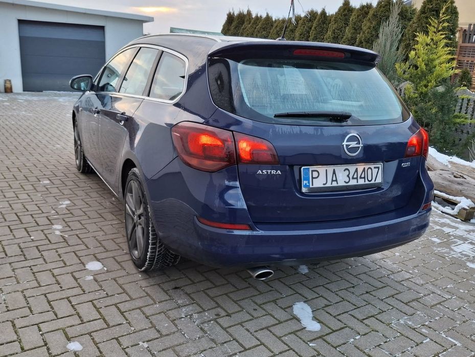 Auto opel astra 2012