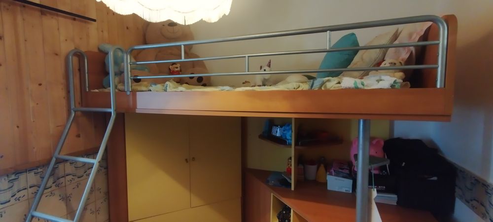 Beliche com colchão, secretária e roupeiro