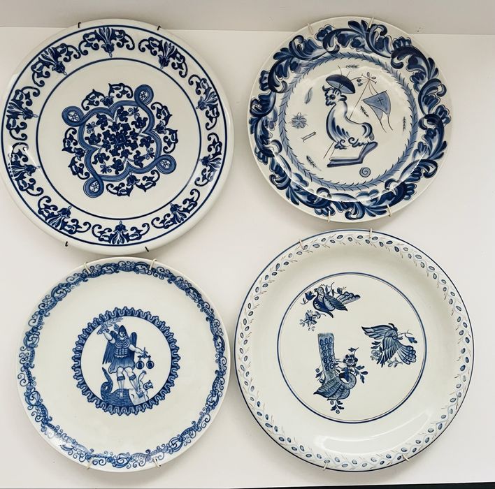 Conjunto 4 pratos decorativos em faiança portugesa pintados à mão