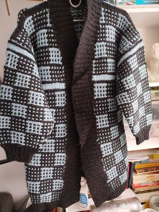 Długi sweter damski rozpinany ręcznie robiony wełniany