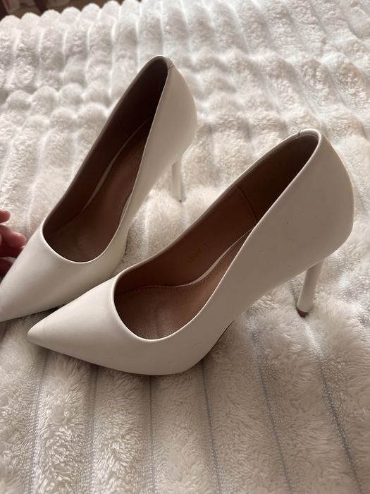 Туфлі- лодочки білого кольору