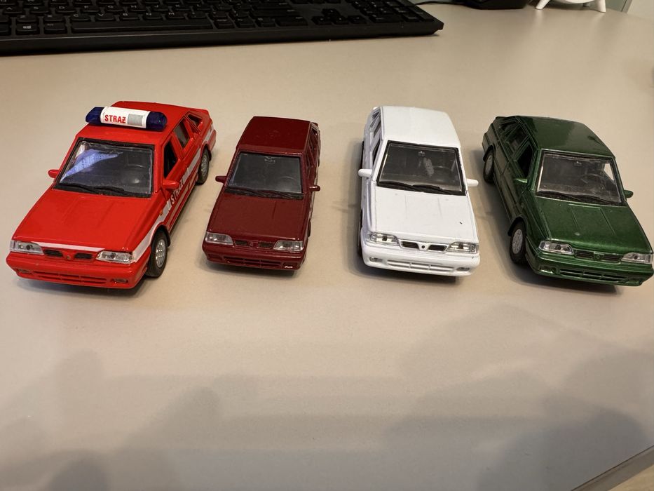 Samochodziki kolekconerskie 30 sztuk  (metalowe)