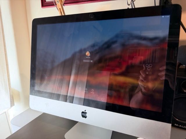 iMac 21.5" (Meados 2011) – Intel i5 / 8GB RAM – Funcional com detalhe no cabo