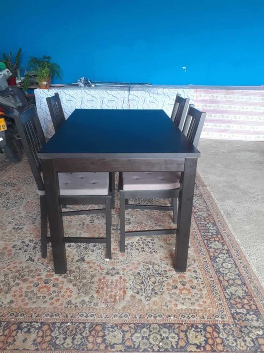 Duas mesas + cadeiras para venda sem marcas de uso