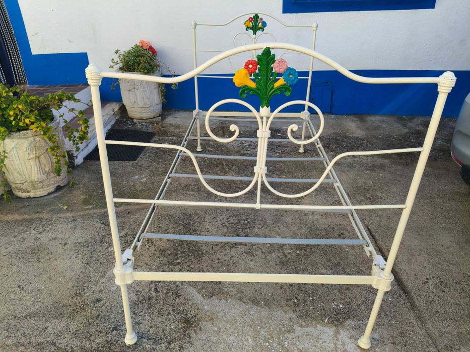 Cama antiga em ferro