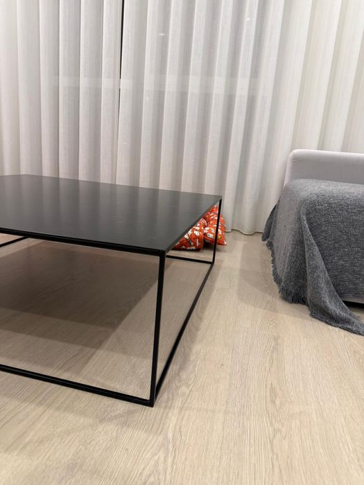 Mesa de apoio em metal Romy