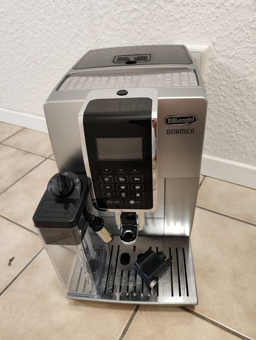 Кофеварка, кофемашина Delonghi Dinamica