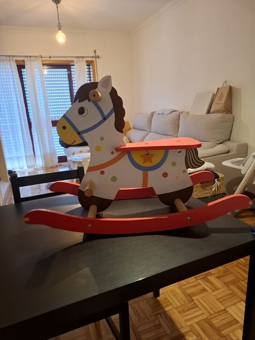 Cavalo de baloiço em madeira