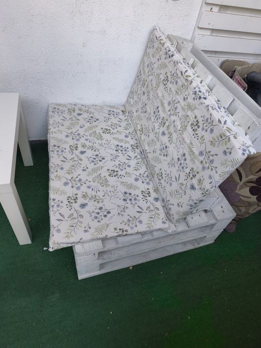Meble ogrodowe balkonowych z palet białe plus poduchy