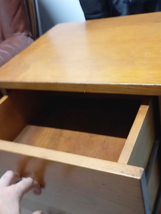 Mesinha de cabeceira usada (madeira genuína)