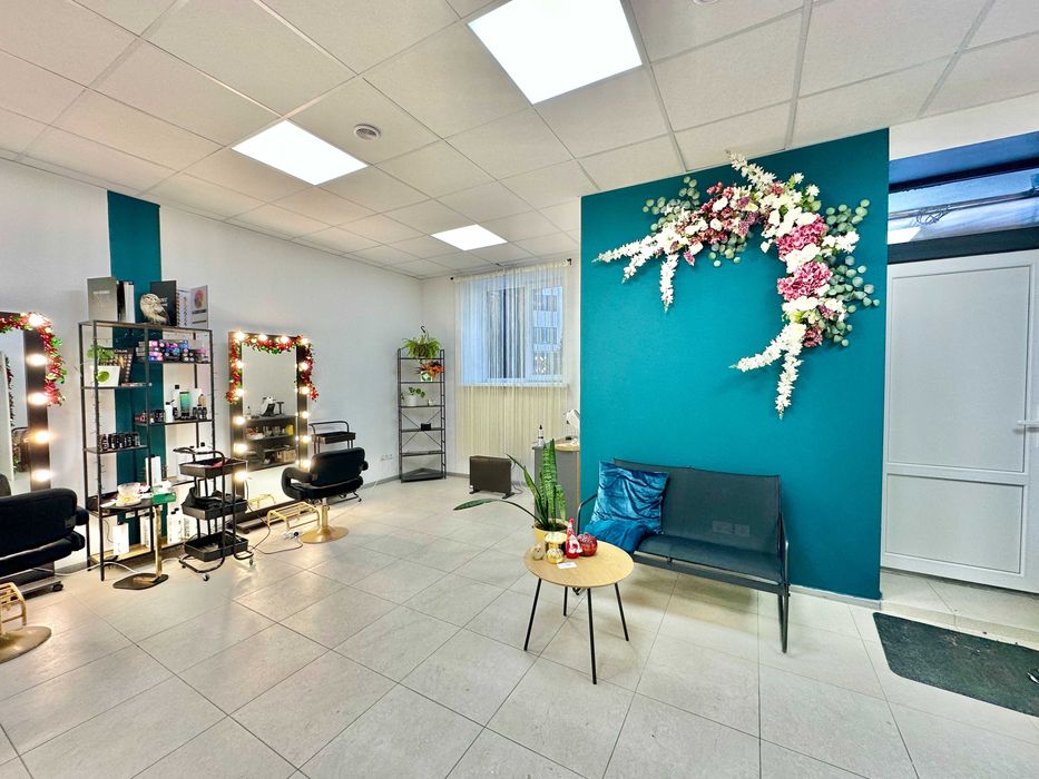 Приміщення з новим ремонтом, Високий цоколь, фактично перший поверх