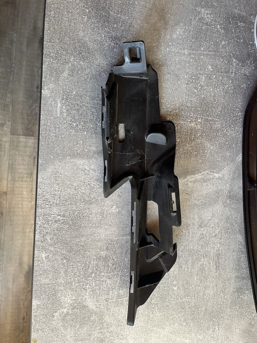 8V5807319 VAG Кронштейн бампера переднього лівий